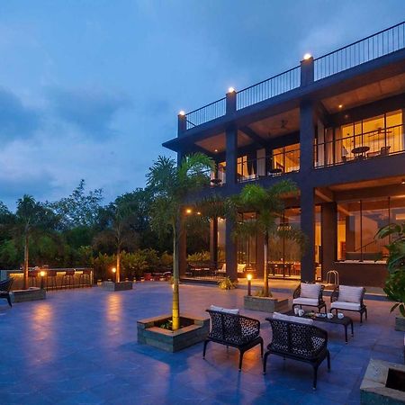 Sunset Boulevard By Stayvista - Lakeside Villa With Pet-Friendly Ambiance, Deck, Terrace, Plunge Pool & Modern Flair 卡尔贾特 外观 照片