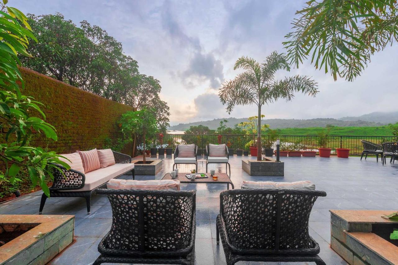 Sunset Boulevard By Stayvista - Lakeside Villa With Pet-Friendly Ambiance, Deck, Terrace, Plunge Pool & Modern Flair 卡尔贾特 外观 照片