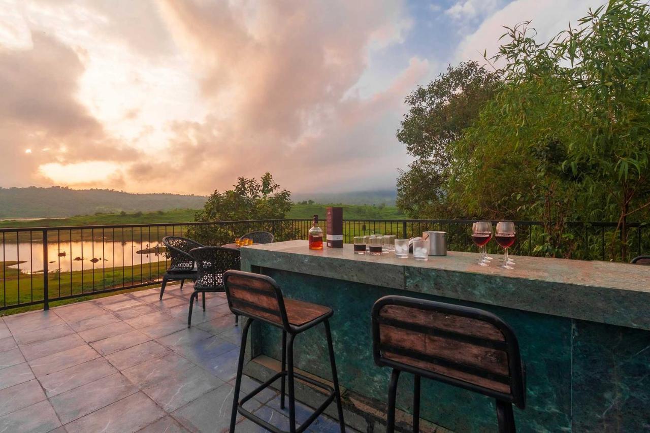 Sunset Boulevard By Stayvista - Lakeside Villa With Pet-Friendly Ambiance, Deck, Terrace, Plunge Pool & Modern Flair 卡尔贾特 外观 照片