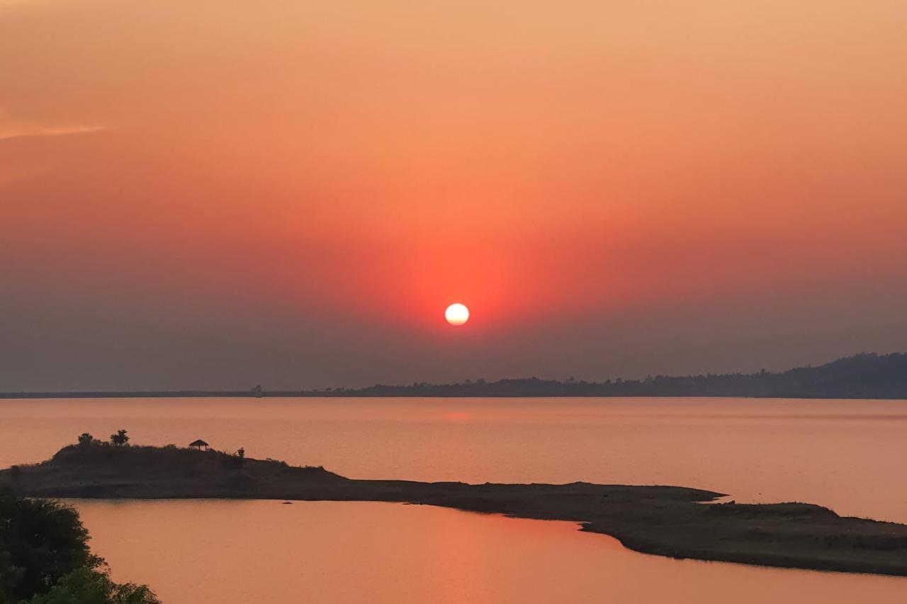 Sunset Boulevard By Stayvista - Lakeside Villa With Pet-Friendly Ambiance, Deck, Terrace, Plunge Pool & Modern Flair 卡尔贾特 外观 照片