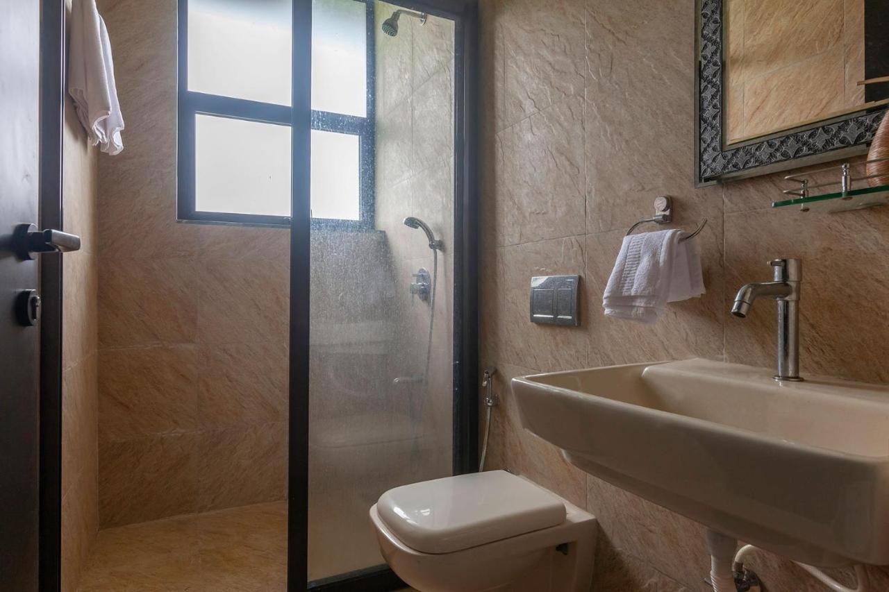 Sunset Boulevard By Stayvista - Lakeside Villa With Pet-Friendly Ambiance, Deck, Terrace, Plunge Pool & Modern Flair 卡尔贾特 外观 照片