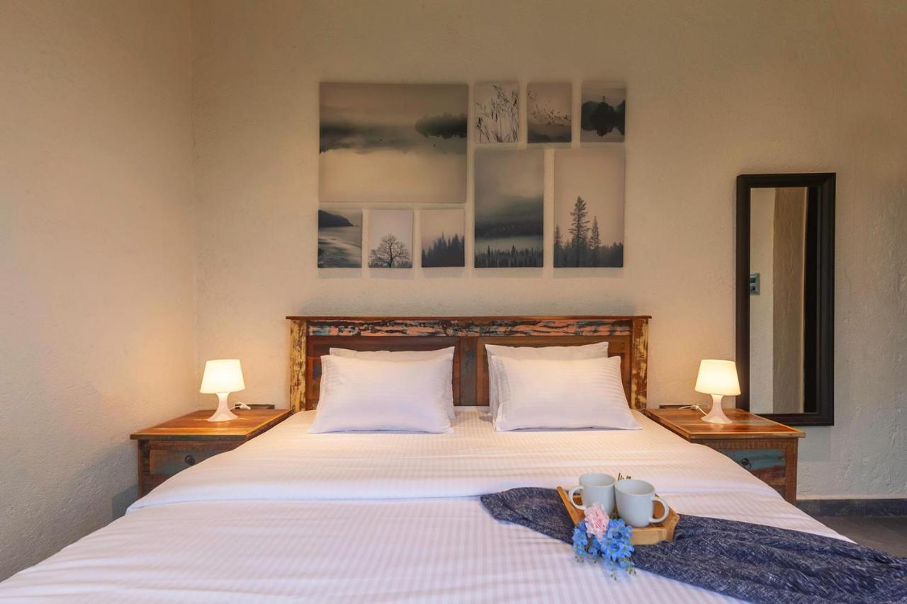 Sunset Boulevard By Stayvista - Lakeside Villa With Pet-Friendly Ambiance, Deck, Terrace, Plunge Pool & Modern Flair 卡尔贾特 外观 照片