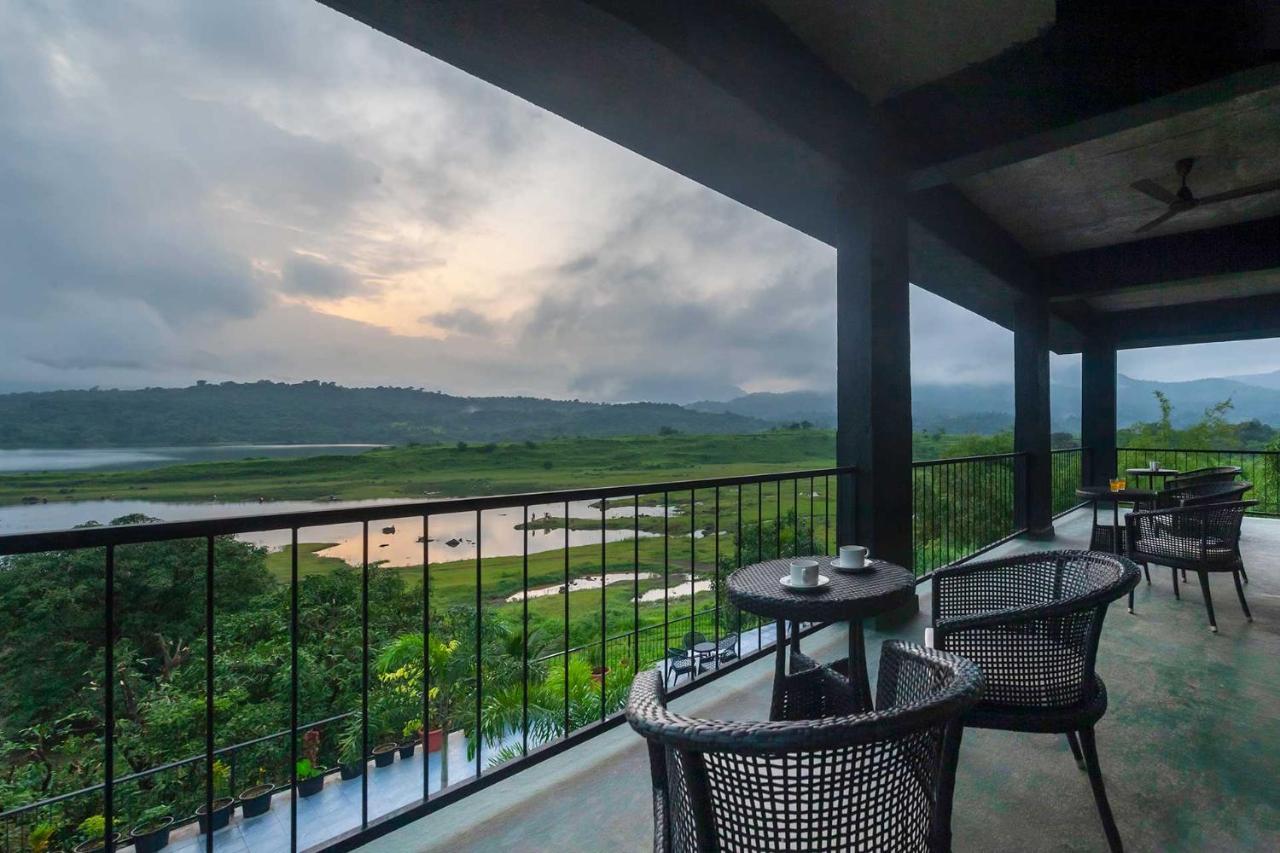 Sunset Boulevard By Stayvista - Lakeside Villa With Pet-Friendly Ambiance, Deck, Terrace, Plunge Pool & Modern Flair 卡尔贾特 外观 照片