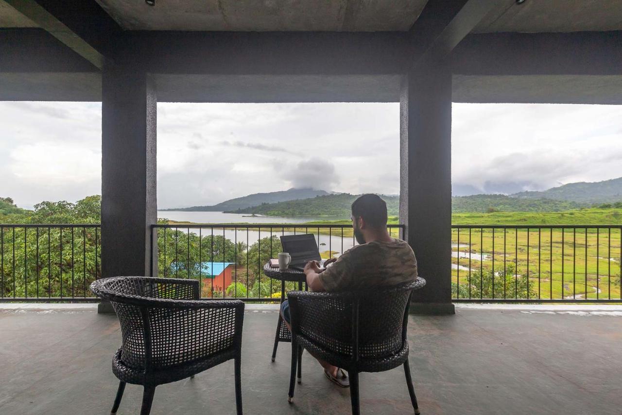 Sunset Boulevard By Stayvista - Lakeside Villa With Pet-Friendly Ambiance, Deck, Terrace, Plunge Pool & Modern Flair 卡尔贾特 外观 照片