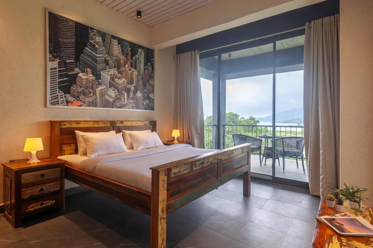 Sunset Boulevard By Stayvista - Lakeside Villa With Pet-Friendly Ambiance, Deck, Terrace, Plunge Pool & Modern Flair 卡尔贾特 外观 照片