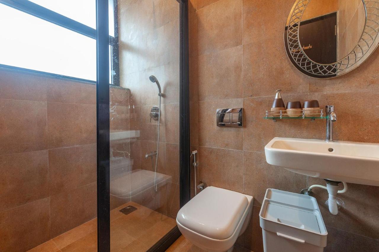 Sunset Boulevard By Stayvista - Lakeside Villa With Pet-Friendly Ambiance, Deck, Terrace, Plunge Pool & Modern Flair 卡尔贾特 外观 照片