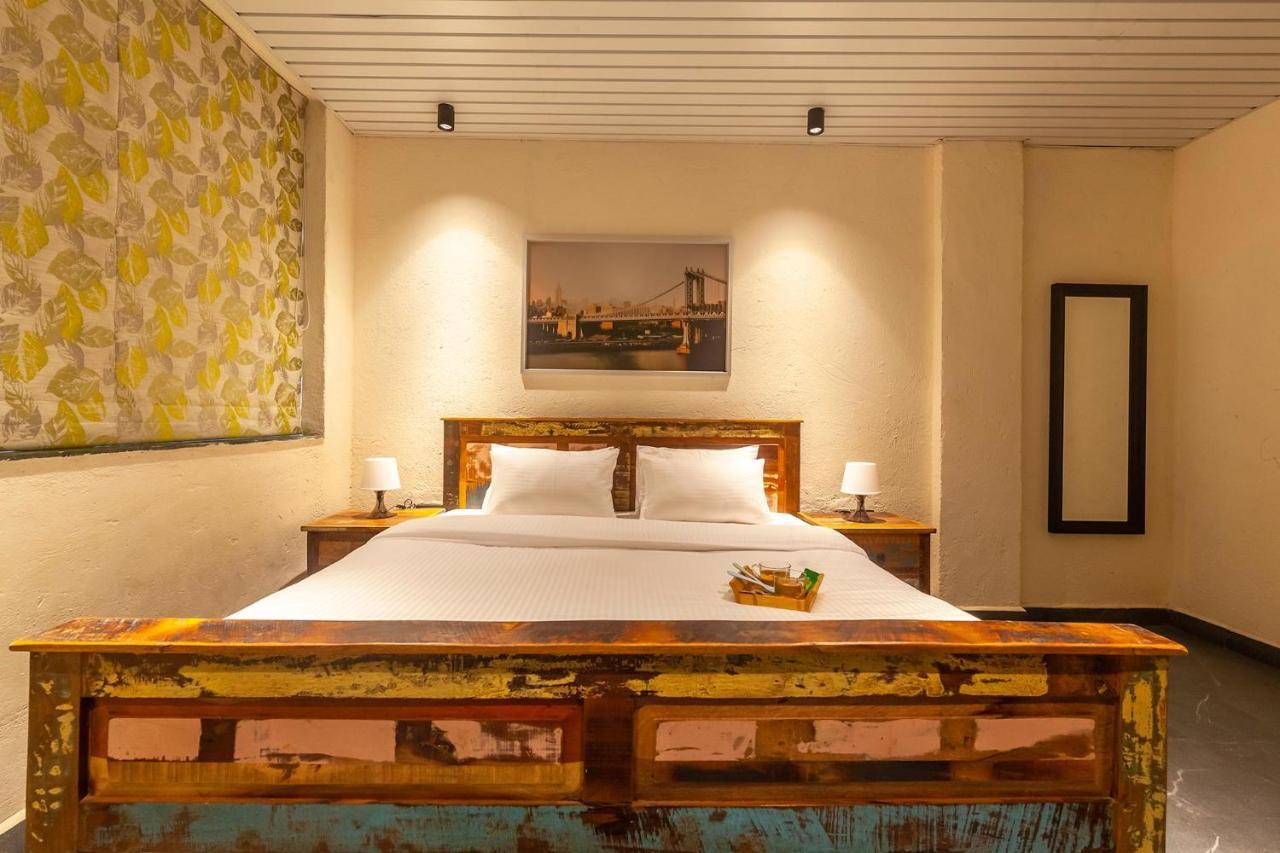 Sunset Boulevard By Stayvista - Lakeside Villa With Pet-Friendly Ambiance, Deck, Terrace, Plunge Pool & Modern Flair 卡尔贾特 外观 照片