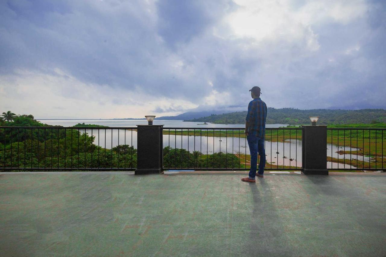 Sunset Boulevard By Stayvista - Lakeside Villa With Pet-Friendly Ambiance, Deck, Terrace, Plunge Pool & Modern Flair 卡尔贾特 外观 照片