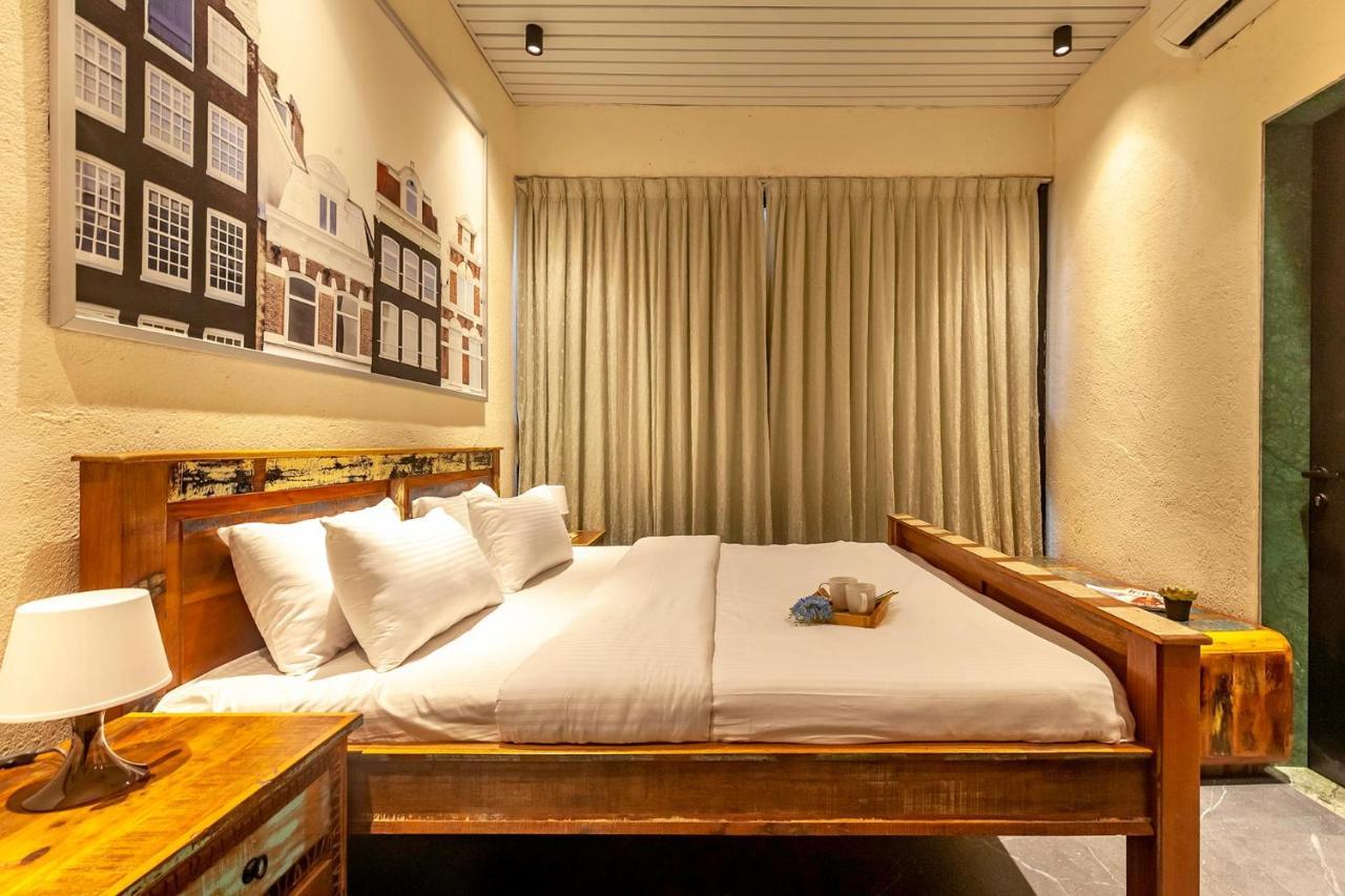 Sunset Boulevard By Stayvista - Lakeside Villa With Pet-Friendly Ambiance, Deck, Terrace, Plunge Pool & Modern Flair 卡尔贾特 外观 照片