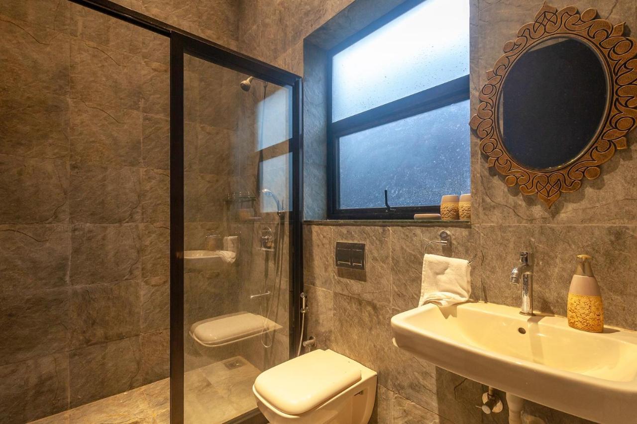Sunset Boulevard By Stayvista - Lakeside Villa With Pet-Friendly Ambiance, Deck, Terrace, Plunge Pool & Modern Flair 卡尔贾特 外观 照片