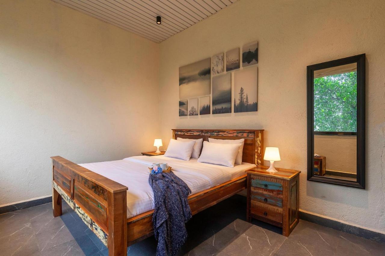 Sunset Boulevard By Stayvista - Lakeside Villa With Pet-Friendly Ambiance, Deck, Terrace, Plunge Pool & Modern Flair 卡尔贾特 外观 照片