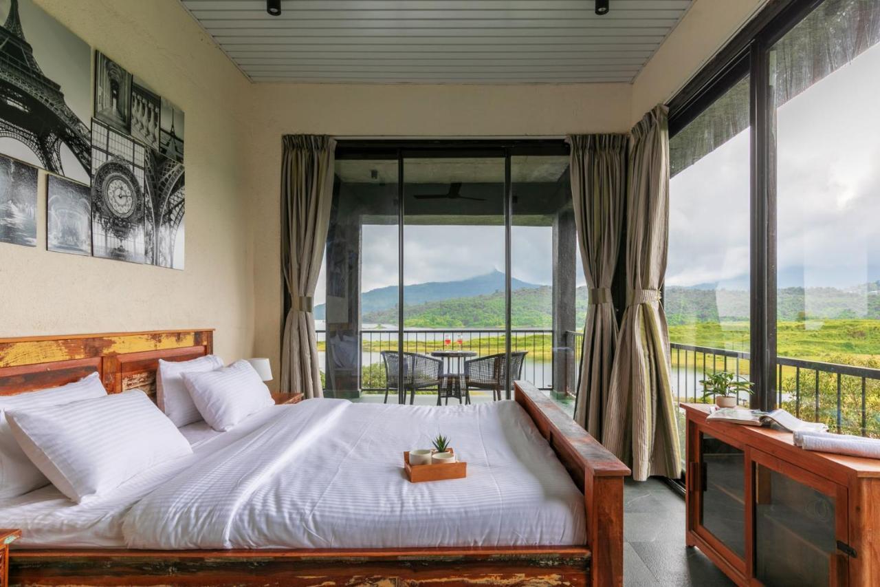 Sunset Boulevard By Stayvista - Lakeside Villa With Pet-Friendly Ambiance, Deck, Terrace, Plunge Pool & Modern Flair 卡尔贾特 外观 照片
