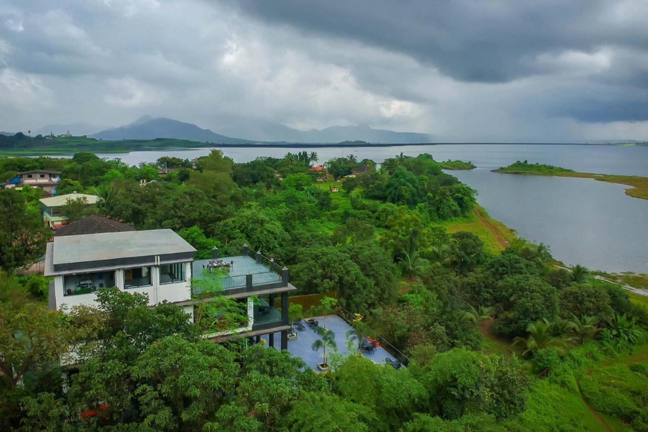 Sunset Boulevard By Stayvista - Lakeside Villa With Pet-Friendly Ambiance, Deck, Terrace, Plunge Pool & Modern Flair 卡尔贾特 外观 照片