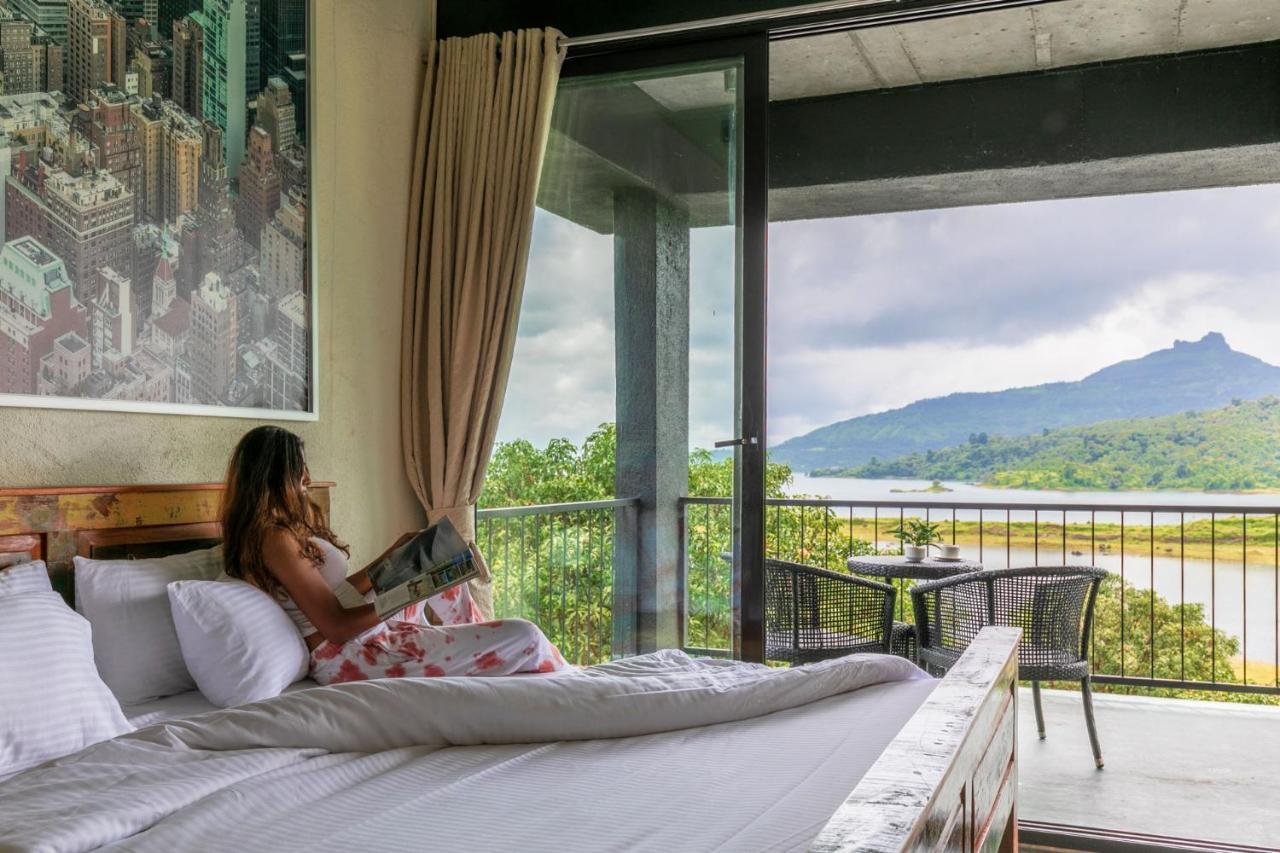 Sunset Boulevard By Stayvista - Lakeside Villa With Pet-Friendly Ambiance, Deck, Terrace, Plunge Pool & Modern Flair 卡尔贾特 外观 照片